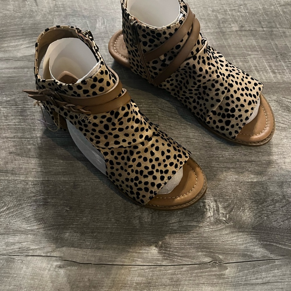 Amazing NWOT sandles